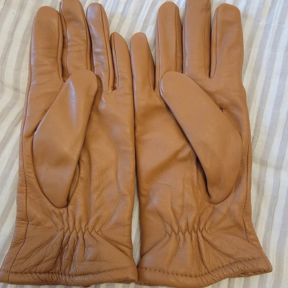 Beautiful Pair of Leather Gloves - Picture 2 of 5